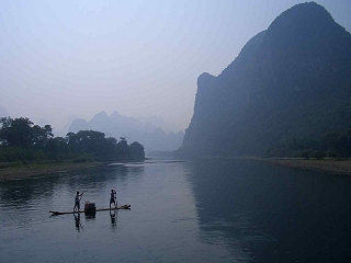 Li-Fluss mit Karst-Bergen bei Gulin