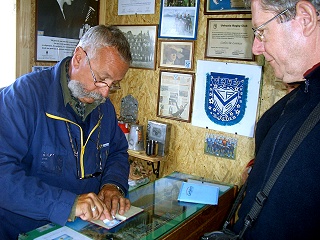 man achte auf den Bart!