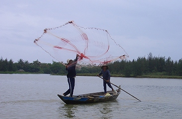 Fischer auf dem Hoi An Fluss
