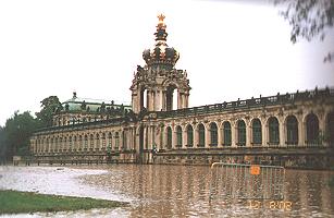 Im Zwinger Land unter!