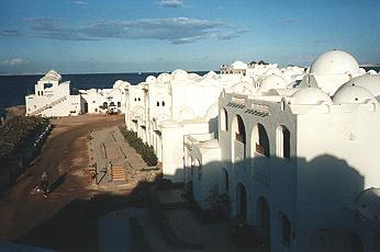Hotelanlage im Dorfstil