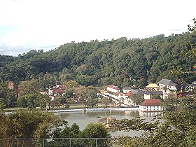 Blick auf Kandy mit dem Zahntempel