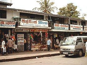 Typische Einkaufsstrasse, alles nur kleine L�den