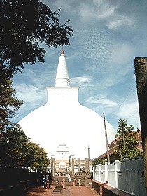 Typische Dagoba (Tempel), vollkommen geschlossen!