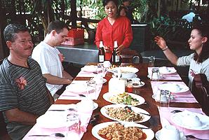 Mittagessen in einer Orchideenfarm